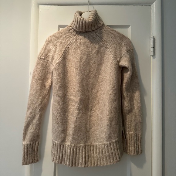 Everlane 'The Cloud' Turtleneck - Picture 4 of 4